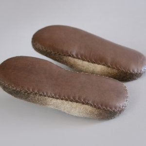 Video tutorial on how to create the felted slippers image 3