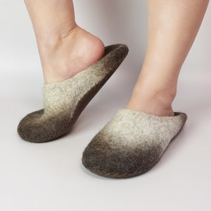 Video tutorial on how to create the felted slippers image 4