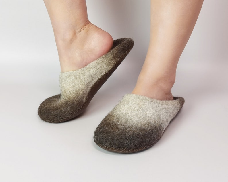 Video tutorial on how to create the felted slippers image 4