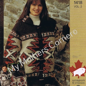 Könnte beinhalten: Ein Strickmuster für einen braunen, weißen, roten und schwarzen Pullover mit geometrischem Muster. Das Muster stammt von White Buffalo, The Canadian Yarn, Vol. 2, No. 1418. Das Muster ist für ein gesponnenes Garn mit 6 Fäden aus reiner Schurwolle.