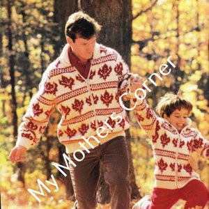 Könnte beinhalten: Ein Vater und sein Sohn tragen passende rot-weiße Strickpullover mit einem Ahornblatt-Design. Die Pullover haben einen Reißverschluss. Der Vater trägt eine braune Hose und der Sohn eine rote Hose. Beide lächeln und rennen durch einen Wald.