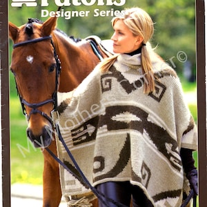 Könnte beinhalten: Eine Frau trägt einen braunen und weißen Poncho mit geometrischen Mustern und steht neben einem braunen Pferd. Der Poncho ist aus weichem, gestricktem Stoff gefertigt. Das Bild stammt aus einem Strickmusterbuch mit dem Titel "Patons Designer Series: Ponchos".