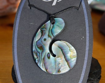 Naszyjnik z muszli Paua z Nowej Zelandii - Maori Fish Hook Abalone - Regulowany