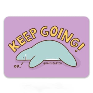 Puede incluir: Una pegatina morada con una morsa de dibujos animados azul claro con el texto "KEEP GOING!" en letras amarillas. La morsa está tumbada de lado con la cabeza apoyada en el suelo. El texto "ok." está debajo de la morsa. El texto "@JAIMIEMARTCO" está debajo de la morsa.