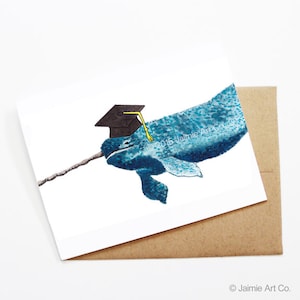 Carte de remise des diplômes - narval, carte de finissants, remise des diplômes universitaires, diplômés du secondaire, diplômés de félicitations, carte de félicitations, carte d'animal mignon, carte de narval