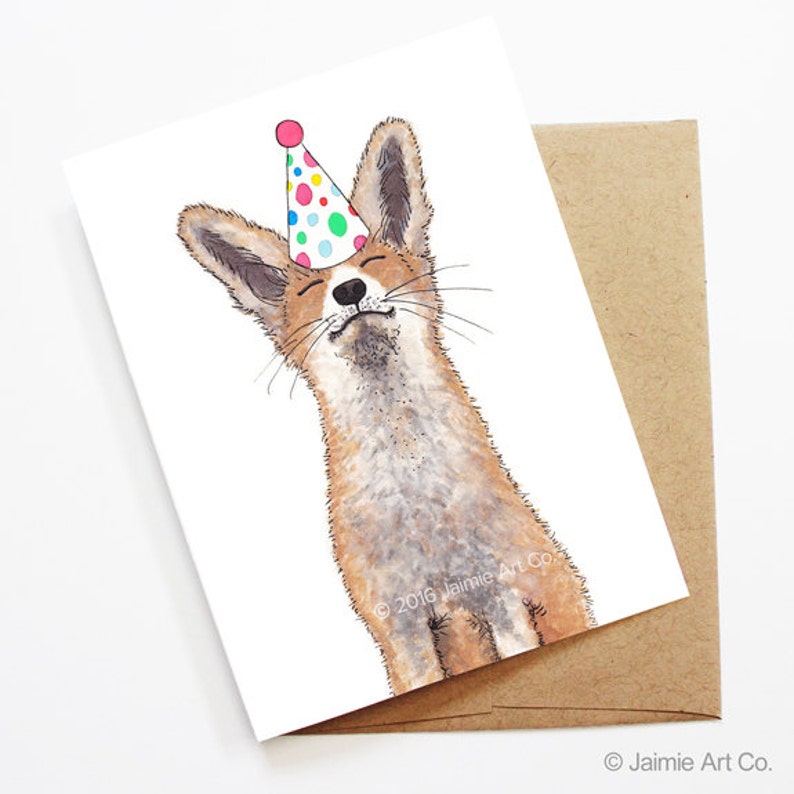Pu&ograve; includere: Un'illustrazione ad acquerello di una volpe che indossa un cappello da festa colorato. La volpe guarda in alto con un'espressione felice. Lo sfondo &egrave; bianco.