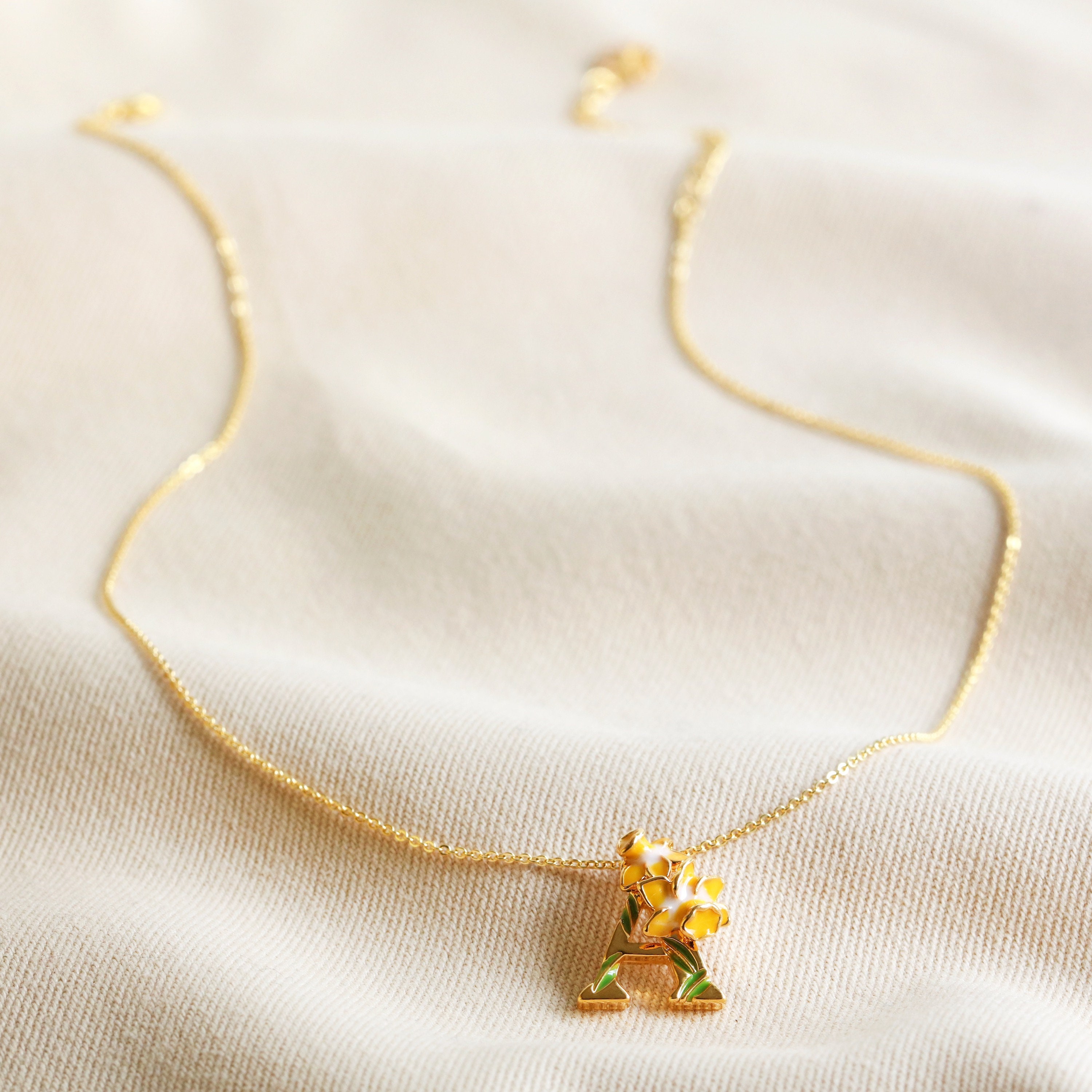 Petite Initial J Emerald Letter Charm Collar en oro blanco de 9 quilates Joyería Collares Collares con nombre e iniciales 