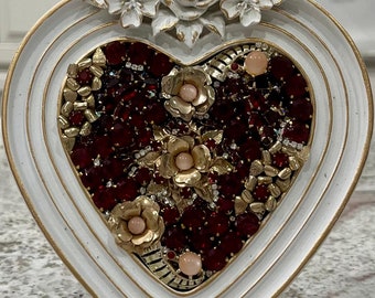 encadré coeur rouge art/fait main avec des bijoux vintage/original