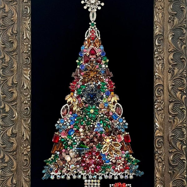 Árbol de Navidad elegante enmarcado con bisutería vintage hecha a mano