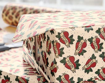 Vintage cadeaupapier met hartjes en spandoek Mom Tattoo, Moederdag