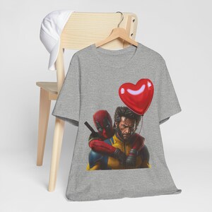 Camiseta unisex con cuello redondo y divertida camiseta de cómic de Deadpool y Wolverine imagen 3