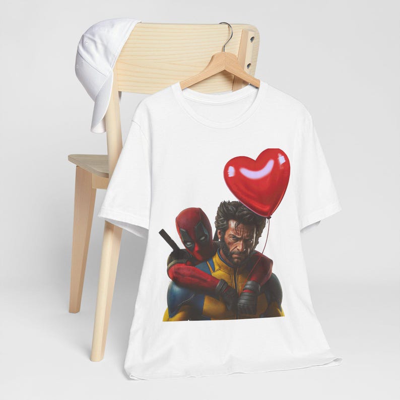 Camiseta unisex con cuello redondo y divertida camiseta de cómic de Deadpool y Wolverine imagen 1