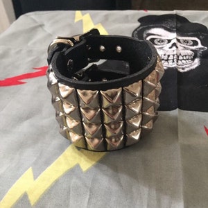 Puño de cuero con tachuelas piramidales de cuatro filas / SEXMAN LEATHER