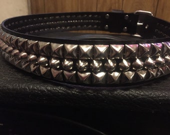 Cinturón de tres hileras con tachuelas de conos y pirámides