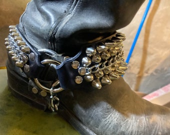 Botas de cuero con tachuelas cónicas y cadena de Demon in Chains / SEXMAN LEATHER