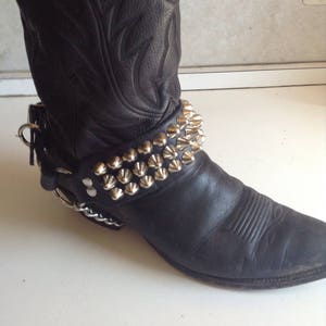 Three row studded bootstrap