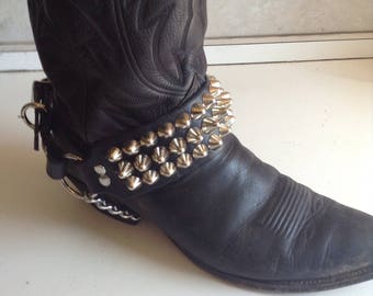 Three row studded bootstrap