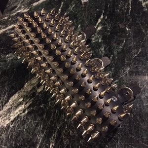 Spiked gauntlet