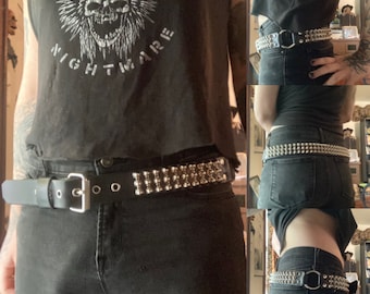 Drierijige riem met conische noppen en twee O-ringen