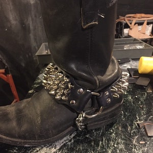 Four row studded bootstrap