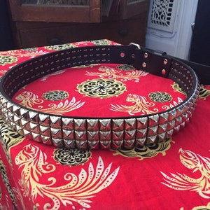 Three row pyramid belt