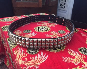 Cinturón piramidal de tres filas