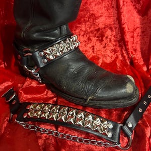 Par de botas con tachuelas piramidales de dos filas