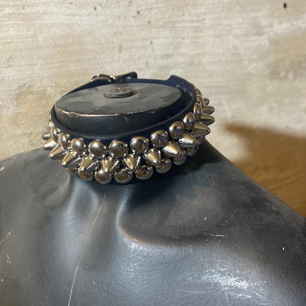 Wysoki/kopułkowy kolczyk-nakrętka