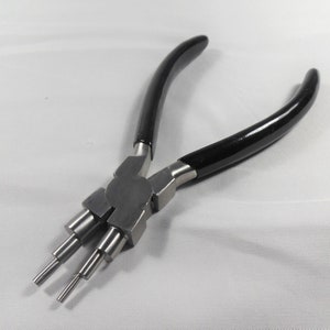 Può includere: Un set di tre tazze in ceramica con finitura opaca e macchiettata. Le tazze sono nei toni del crema, marrone chiaro e marrone scuro. Ogni tazza ha un design semplice e un manico arrotondato.