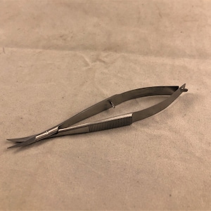 Gebogene Schere mit Federmechanismus 11 cm