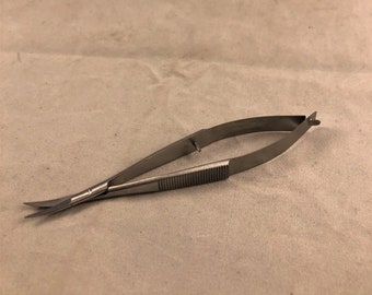 Tijera con acción de resorte curvada 4.5"