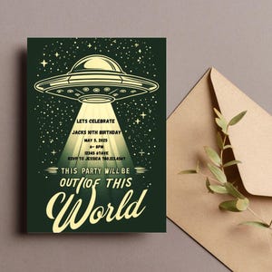 Peut inclure: Une invitation verte avec un OVNI jaune et des étoiles. Le texte indique "Célébrons le 10e anniversaire de Jack, le 5 mai 2025, de 18h à 20h, 12345 67Ave, RSVP à Jessica 780.123.4567, Cette fête sera extraordinaire."