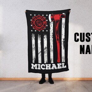 Può includere: Bandiera americana in bianco e nero con un'ascia da pompiere rossa e le parole "Fire Dept." e "MICHAEL".