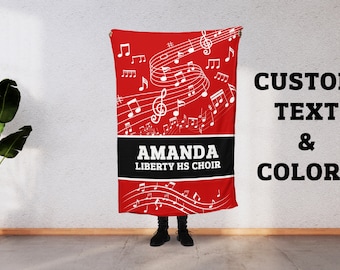 Può includere: Coperta in pile rossa con note musicali bianche e uno stendardo nero con il testo "Amanda Liberty HS Choir".
