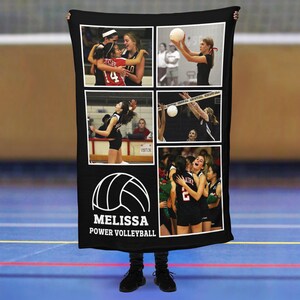Pode incluir: Uma manta de lã preta e branca com tema de voleibol. A manta apresenta fotos de jogadores de voleibol em ação e o texto "Melissa Power Volleyball".