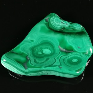 Polished malachite free-form