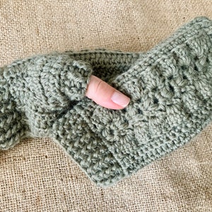 Crocheted fingerless gloves with ruffles