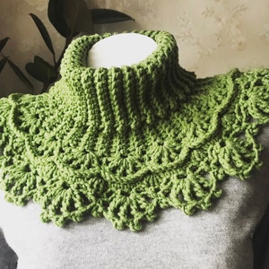 Turtleneck crocheted neckwarmer with lace in green