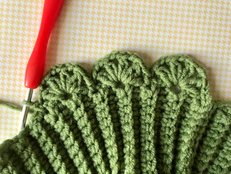 Crochet pattern picture illustrates the lace layout around the neck