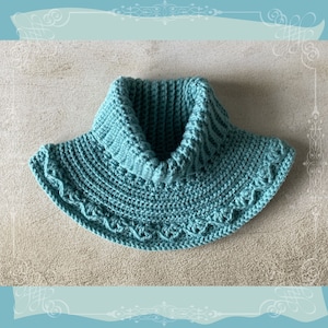 Peut inclure: Un col roulé en crochet bleu sarcelle avec un col rabattu et un bord festonné.