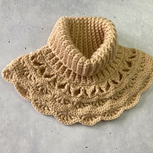 Crocheted Neckwarmer in Victorian Style, turtleneck, with lace