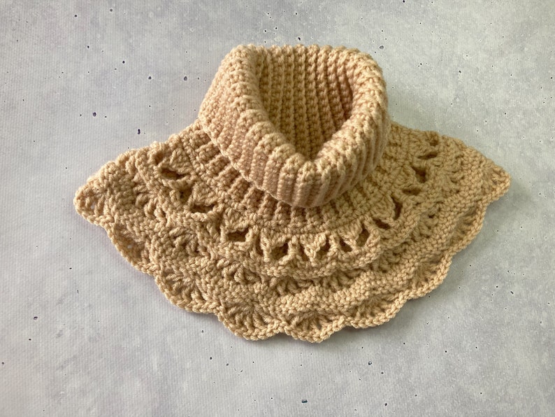 Crocheted Neckwarmer in Victorian Style, turtleneck, with lace