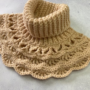 Crocheted Neckwarmer in Victorian Style, turtleneck, with lace