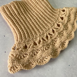 Crocheted Neckwarmer in Victorian Style, turtleneck, with lace