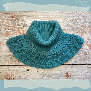 Peut inclure: Un col roulé en crochet bleu turquoise avec un bas large et ajouré et un col haut côtelé.