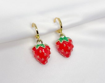 Aardbei hoepel oorbellen, vergulde emaille aardbei charme oorbellen met vergulde mini knuffel hoepels, cadeaus voor haar, kawaii, trendy