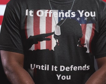 Militär T-Shirt "It Offends You Until It Defends You", Army Shirt, Navy Shirt, AirForce Shirt, Marines Shirt, Unisex Baumwolle Militär Shirt