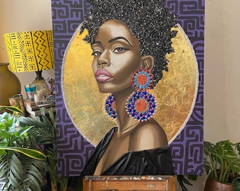 Könnte beinhalten: Ein Gemälde einer Frau mit einem schwarzen Afro, die große, juwelenbesetzte Ohrringe trägt. Der Hintergrund ist ein geometrisches Muster in Lila und Gold.