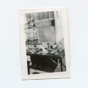 Sculptures en carton, photo instantanée vintage
