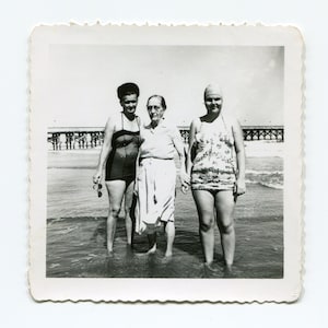 Grannies at the beach, vintage snpahsot photo